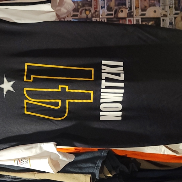 Dirk Nowitzki jersey - Picture 2 of 2